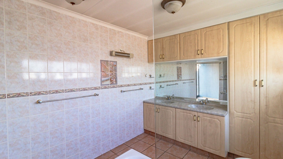 7 Bedroom Property for Sale in Marlbank Gauteng