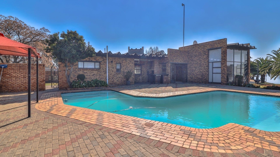 7 Bedroom Property for Sale in Marlbank Gauteng