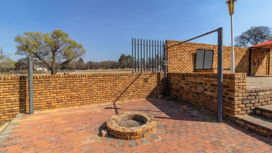 7 Bedroom Property for Sale in Marlbank Gauteng