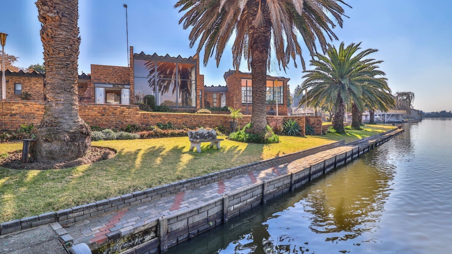 7 Bedroom Property for Sale in Marlbank Gauteng