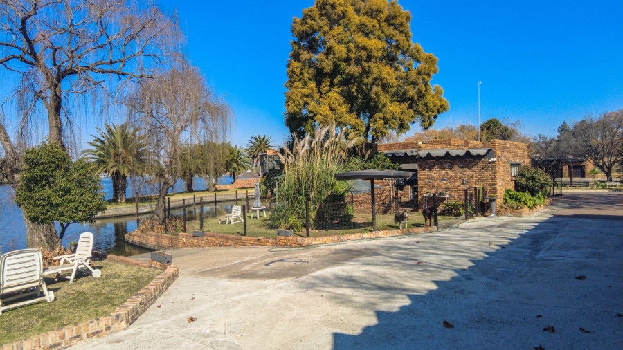 7 Bedroom Property for Sale in Marlbank Gauteng