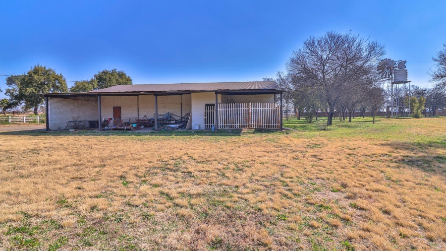 7 Bedroom Property for Sale in Marlbank Gauteng