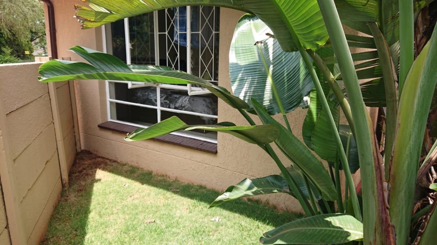 To Let 1 Bedroom Property for Rent in Fairland Gauteng