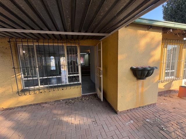 To Let 2 Bedroom Property for Rent in Huntingdon Gauteng