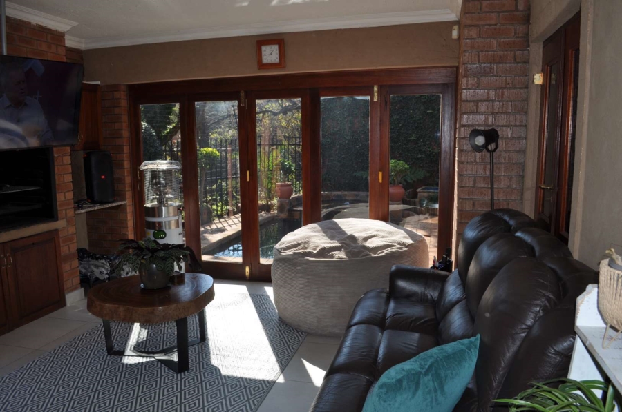 4 Bedroom Property for Sale in Faerie Glen Gauteng