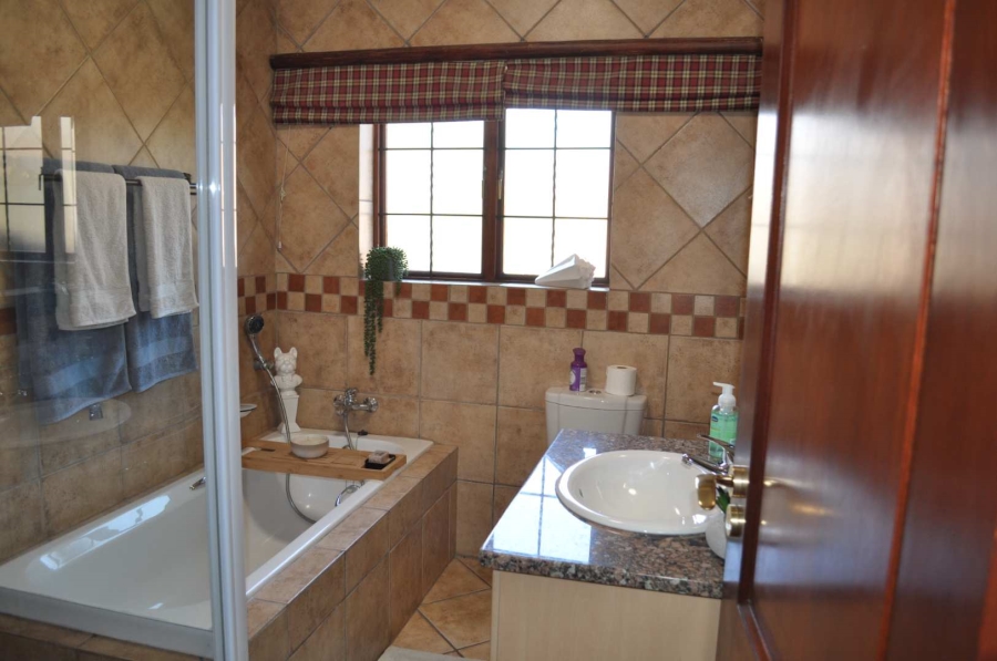 4 Bedroom Property for Sale in Faerie Glen Gauteng