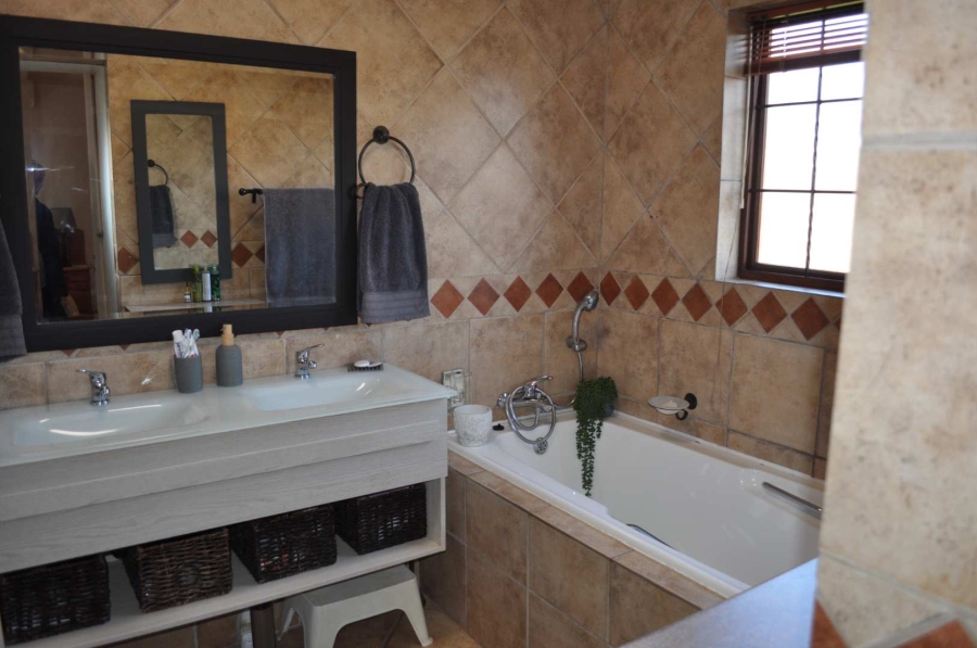 4 Bedroom Property for Sale in Faerie Glen Gauteng