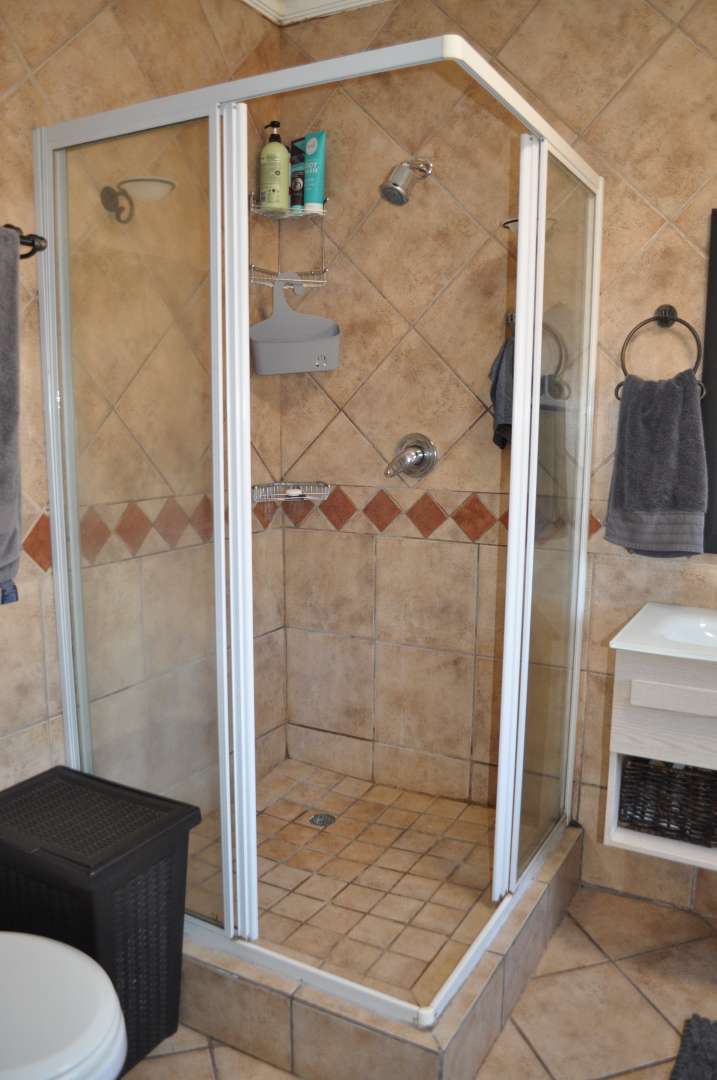 4 Bedroom Property for Sale in Faerie Glen Gauteng