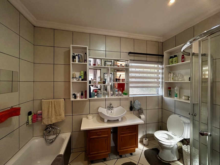 5 Bedroom Property for Sale in Three Rivers Gauteng