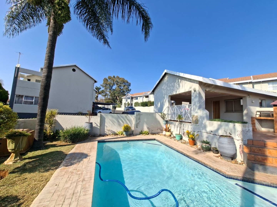 1 Bedroom Property for Sale in Constantia Kloof Gauteng