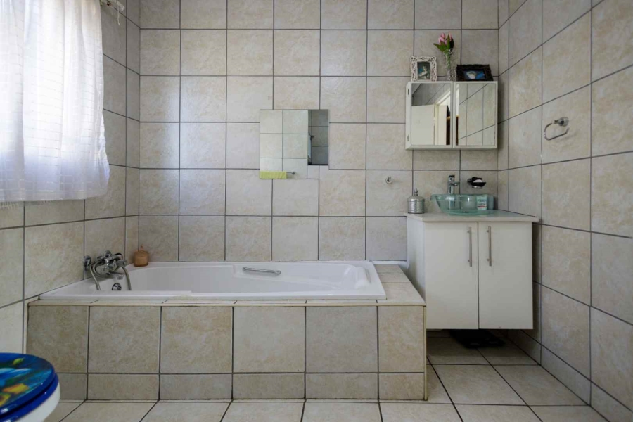 7 Bedroom Property for Sale in Brackenhurst Gauteng