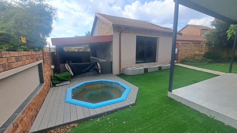 To Let 3 Bedroom Property for Rent in Wilgeheuwel Gauteng