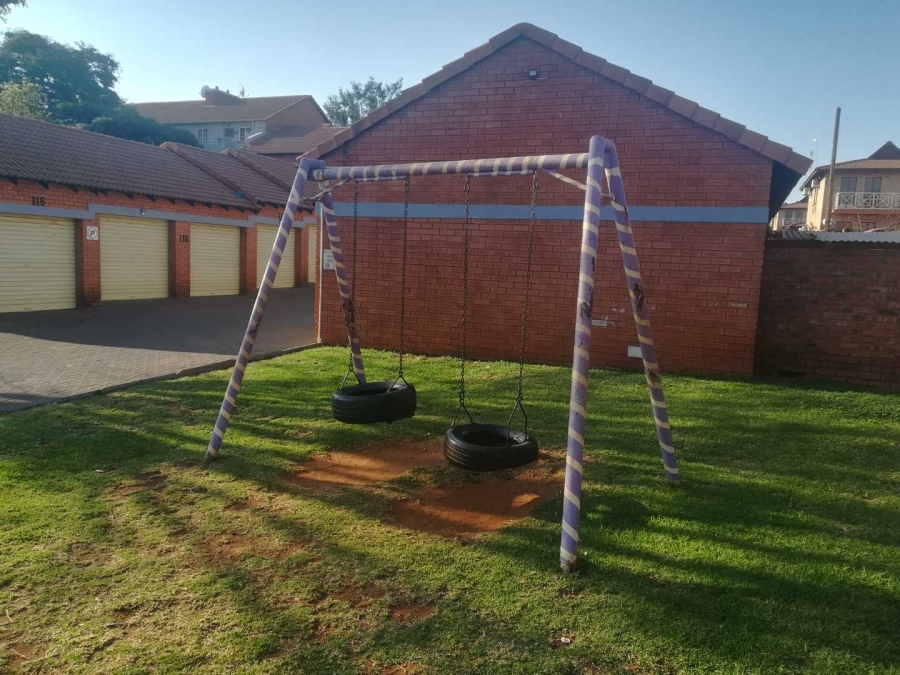 To Let 2 Bedroom Property for Rent in Die Hoewes Gauteng