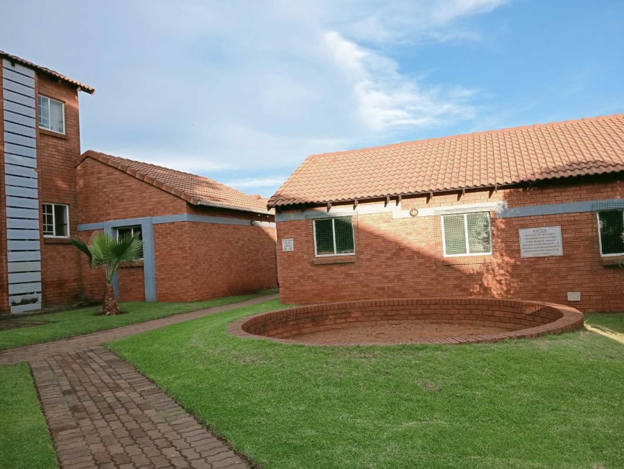 To Let 2 Bedroom Property for Rent in Die Hoewes Gauteng