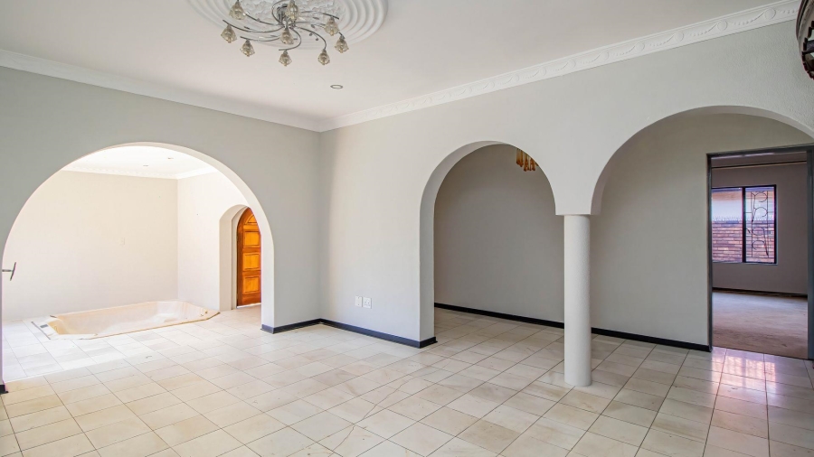 4 Bedroom Property for Sale in Lakefield Gauteng