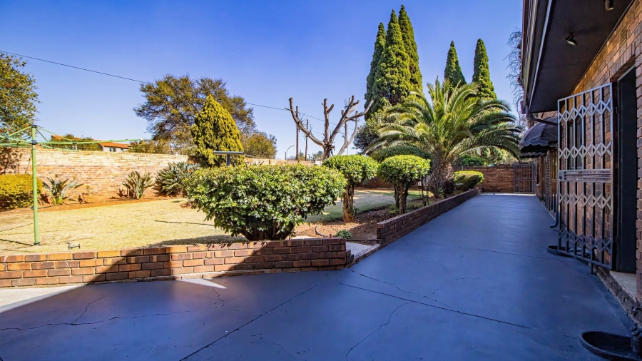 4 Bedroom Property for Sale in Lakefield Gauteng