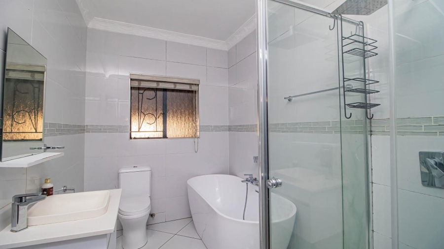 4 Bedroom Property for Sale in Lakefield Gauteng