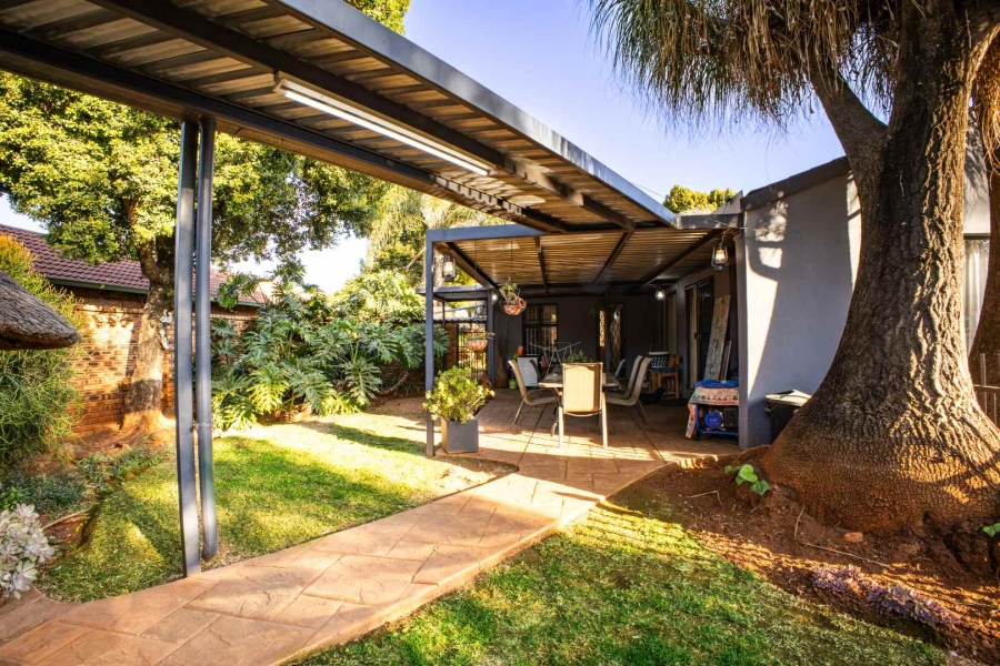 4 Bedroom Property for Sale in Waverley Gauteng