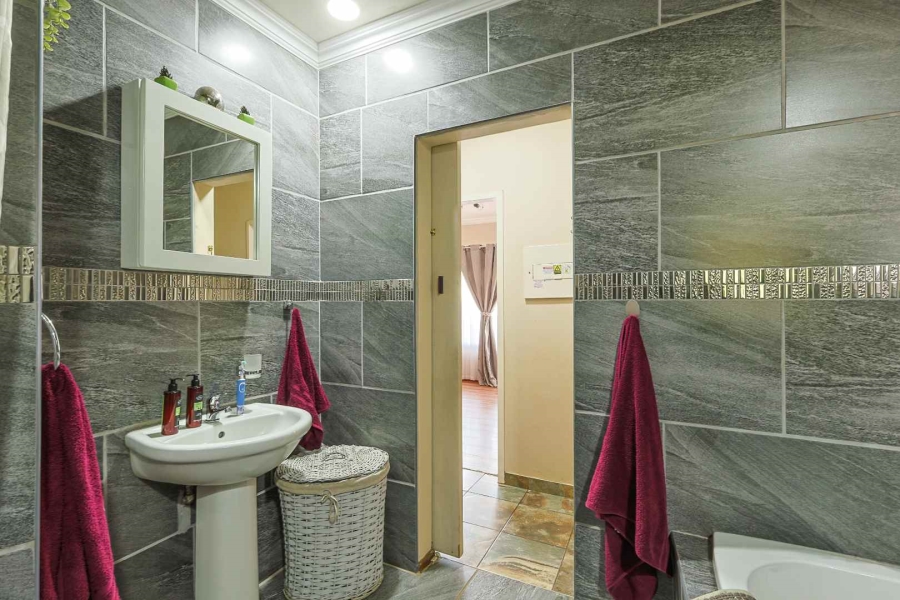 4 Bedroom Property for Sale in Waverley Gauteng