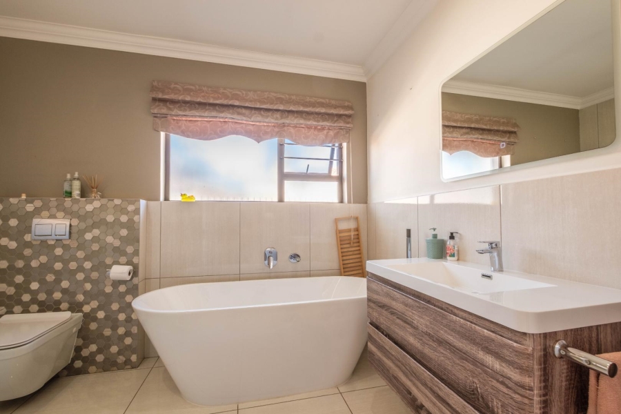 4 Bedroom Property for Sale in Beyerspark Gauteng