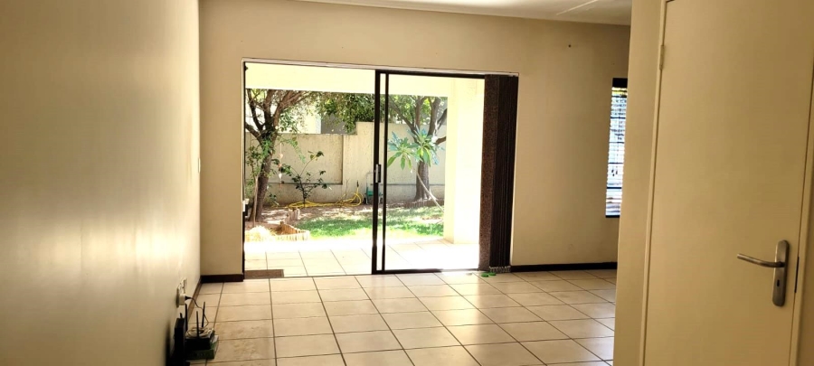 To Let 2 Bedroom Property for Rent in Maroeladal Gauteng