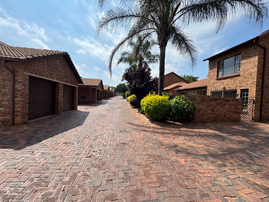 To Let 3 Bedroom Property for Rent in Weltevreden Park Gauteng