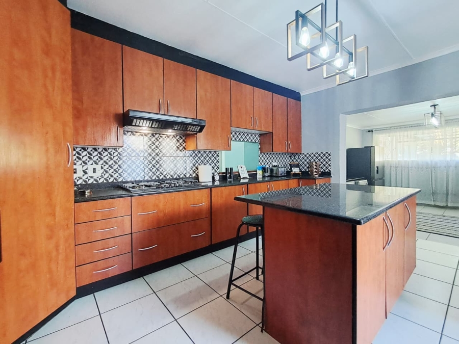 6 Bedroom Property for Sale in Brackenhurst Gauteng