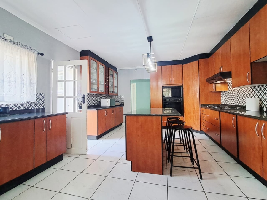 6 Bedroom Property for Sale in Brackenhurst Gauteng
