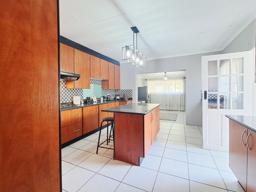 6 Bedroom Property for Sale in Brackenhurst Gauteng