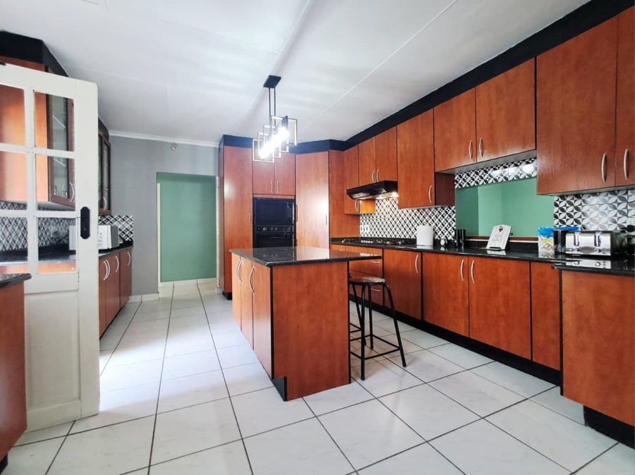 6 Bedroom Property for Sale in Brackenhurst Gauteng
