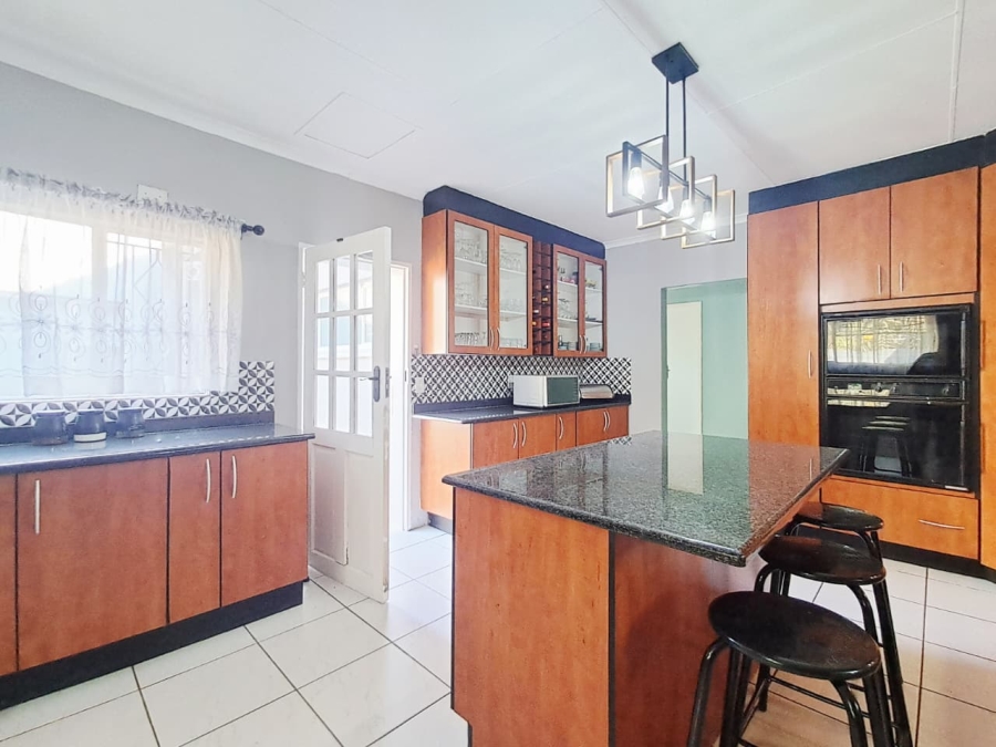 6 Bedroom Property for Sale in Brackenhurst Gauteng