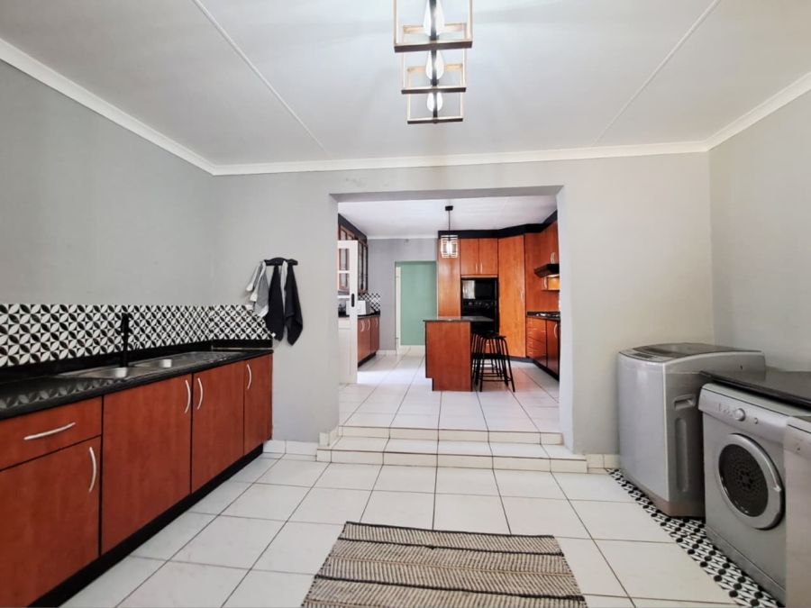 6 Bedroom Property for Sale in Brackenhurst Gauteng