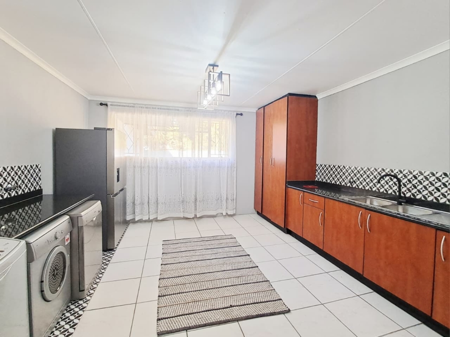 6 Bedroom Property for Sale in Brackenhurst Gauteng