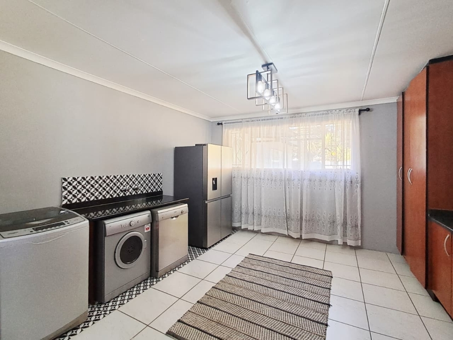 6 Bedroom Property for Sale in Brackenhurst Gauteng