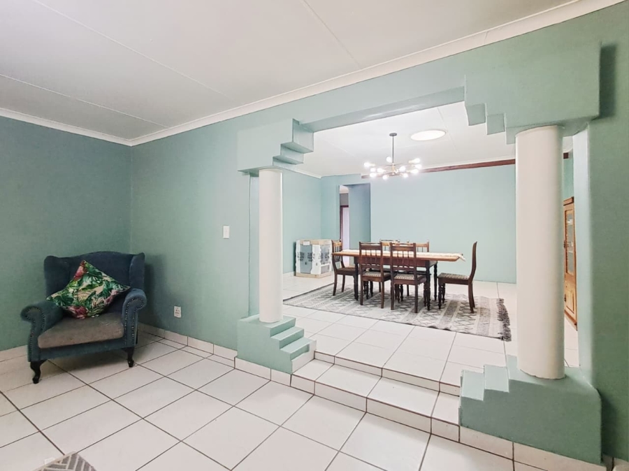 6 Bedroom Property for Sale in Brackenhurst Gauteng