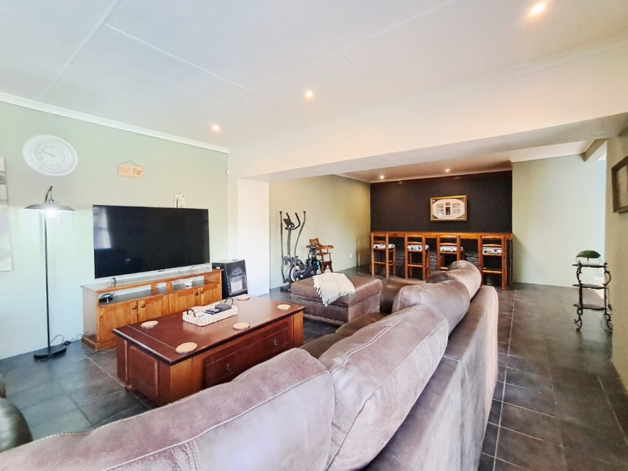 6 Bedroom Property for Sale in Brackenhurst Gauteng