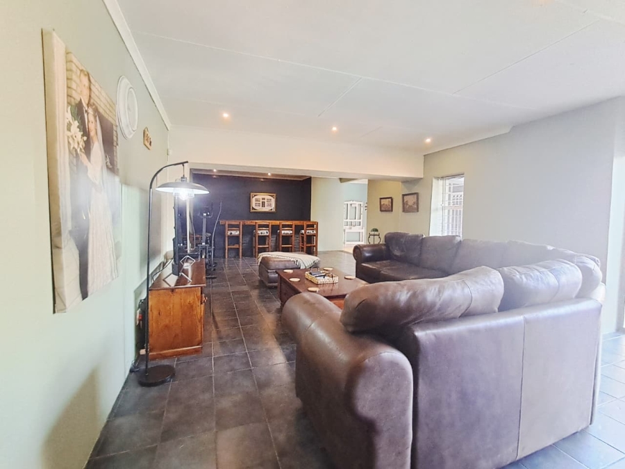 6 Bedroom Property for Sale in Brackenhurst Gauteng