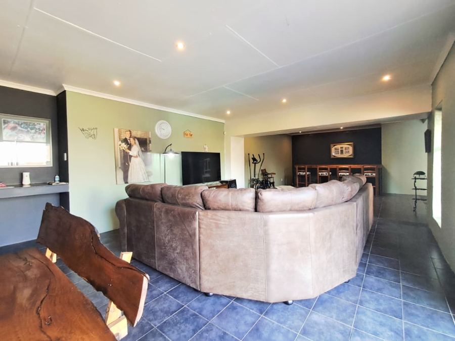 6 Bedroom Property for Sale in Brackenhurst Gauteng