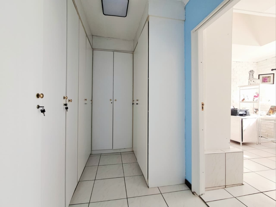 6 Bedroom Property for Sale in Brackenhurst Gauteng