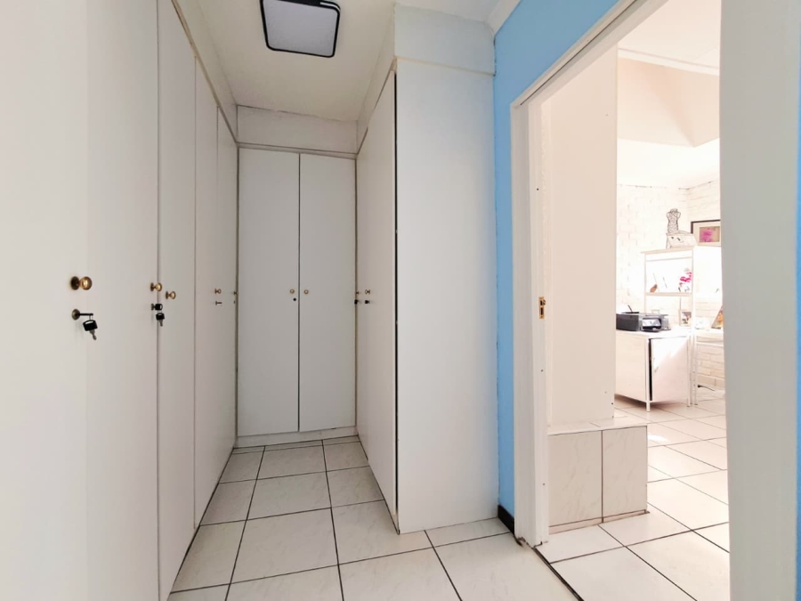 6 Bedroom Property for Sale in Brackenhurst Gauteng