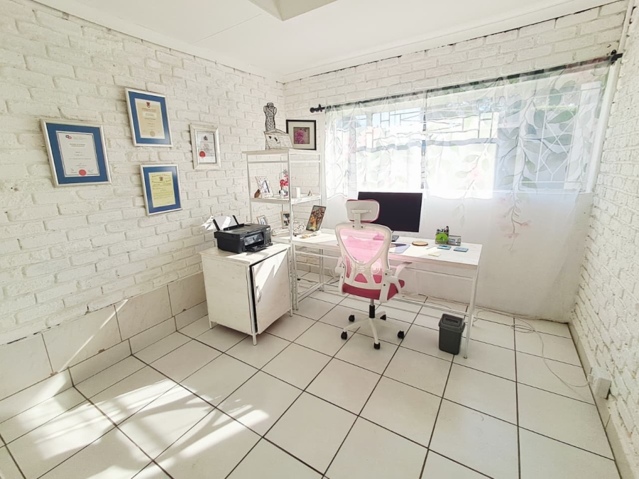 6 Bedroom Property for Sale in Brackenhurst Gauteng