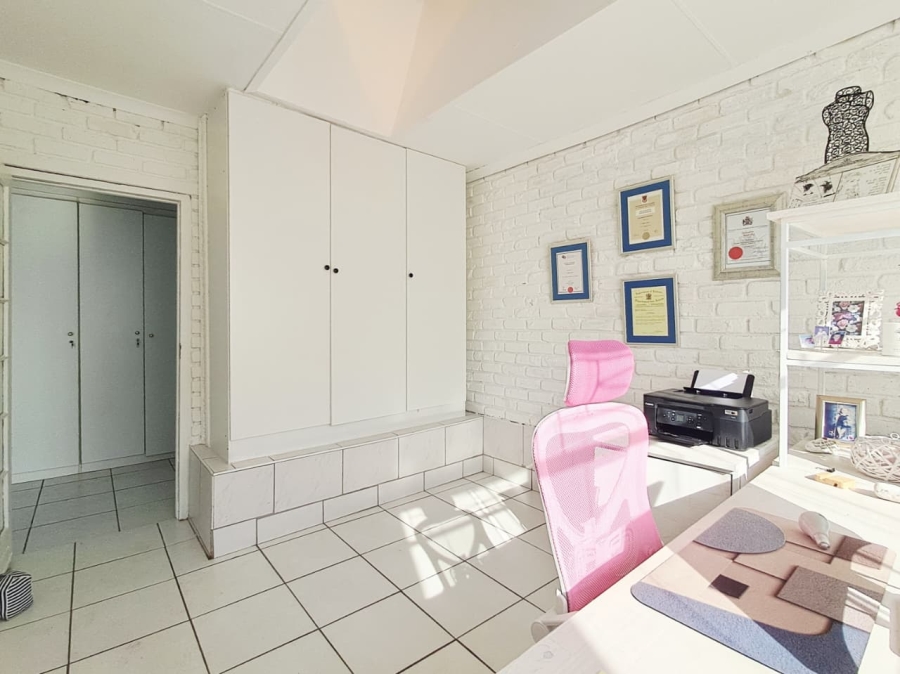 6 Bedroom Property for Sale in Brackenhurst Gauteng