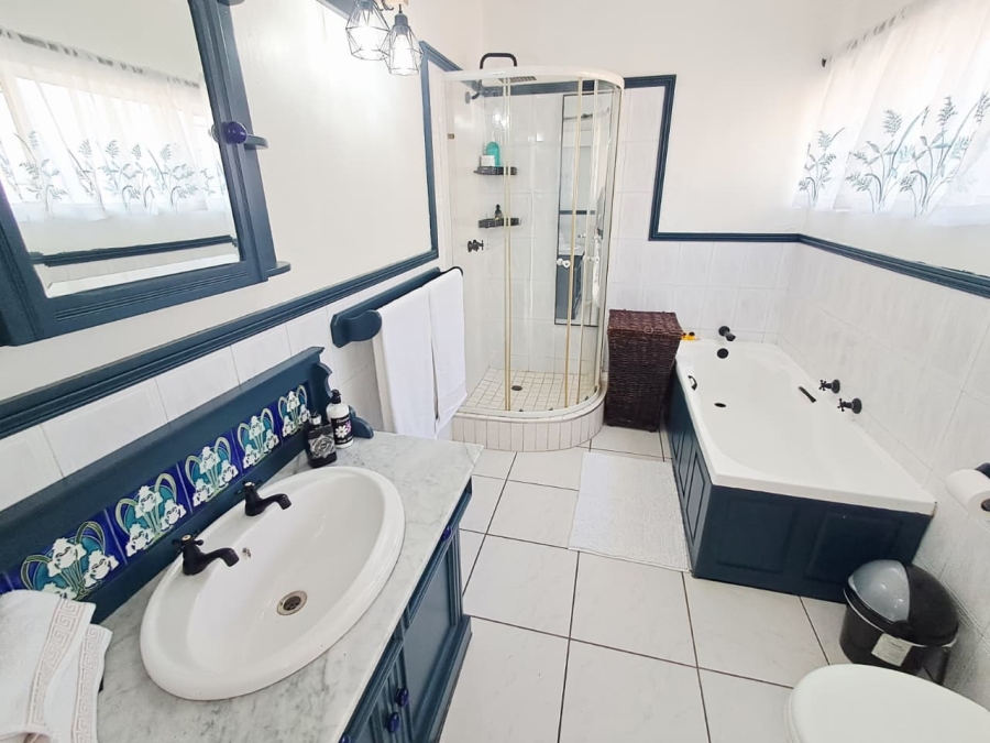 6 Bedroom Property for Sale in Brackenhurst Gauteng