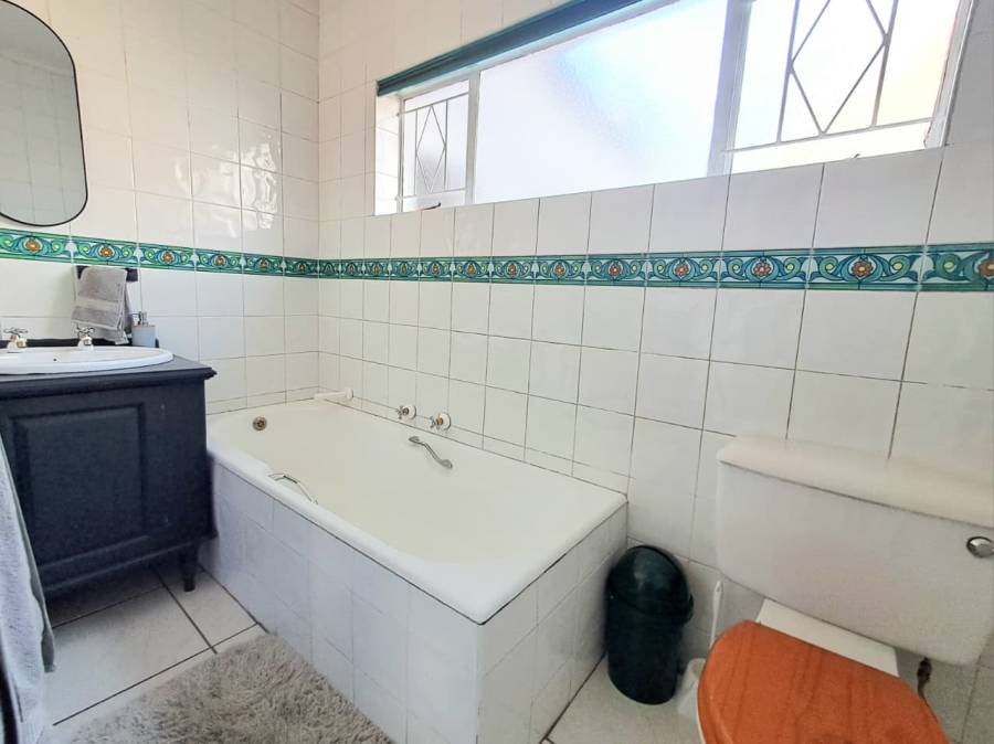 6 Bedroom Property for Sale in Brackenhurst Gauteng