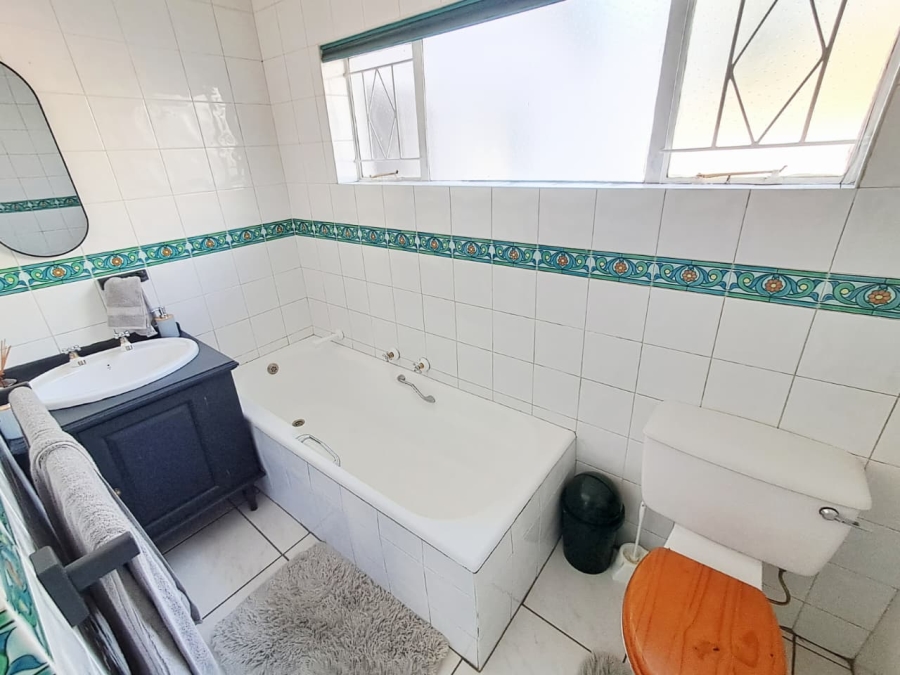 6 Bedroom Property for Sale in Brackenhurst Gauteng