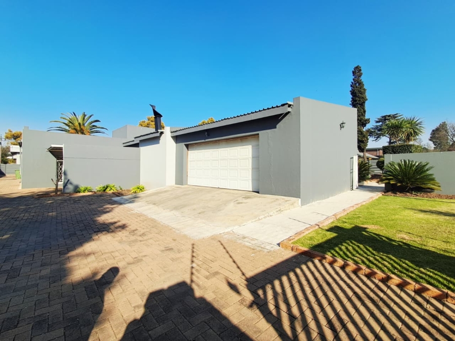 6 Bedroom Property for Sale in Brackenhurst Gauteng