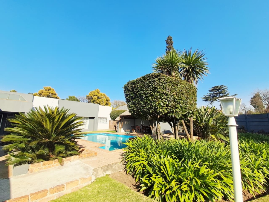 6 Bedroom Property for Sale in Brackenhurst Gauteng