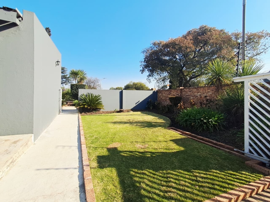 6 Bedroom Property for Sale in Brackenhurst Gauteng