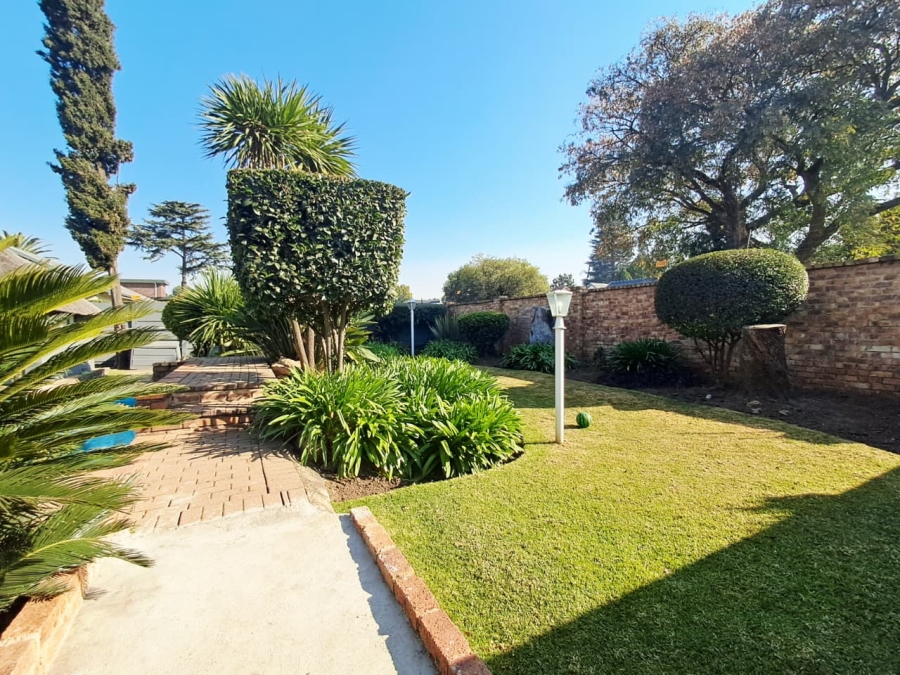6 Bedroom Property for Sale in Brackenhurst Gauteng