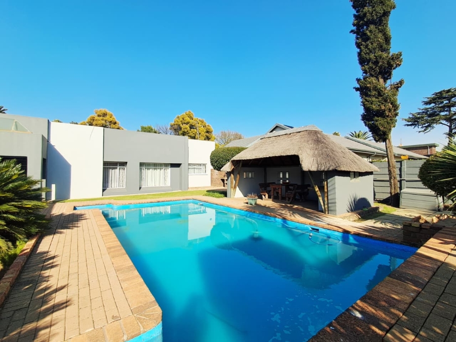 6 Bedroom Property for Sale in Brackenhurst Gauteng